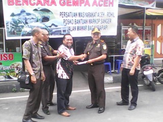 Kejari Rohil Bantu Korban Gempa Aceh